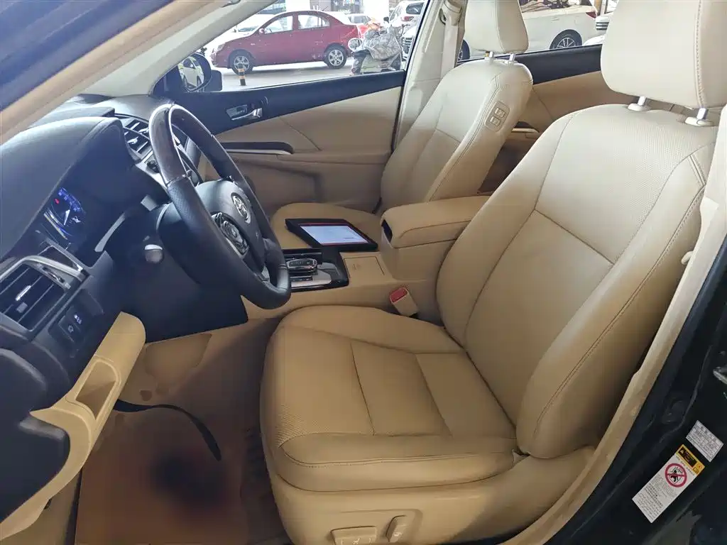 Toyota Camry 2015 Dual Engine 2.5HG Luxury Navigation Edition фото 11