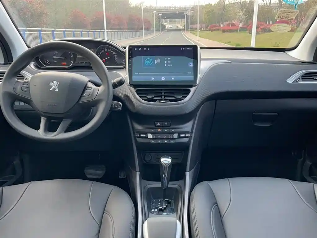 Peugeot 2008 2014 1.6L Automatic Fashion Edition фото 11