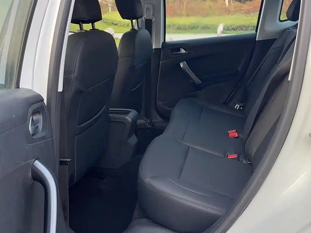 Peugeot 2008 2014 1.6L Automatic Fashion Edition фото 13