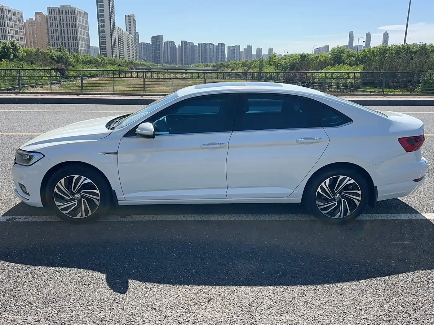 Volkswagen Sagitar 2022 280TSI DSG Surpassing Edition фото 9