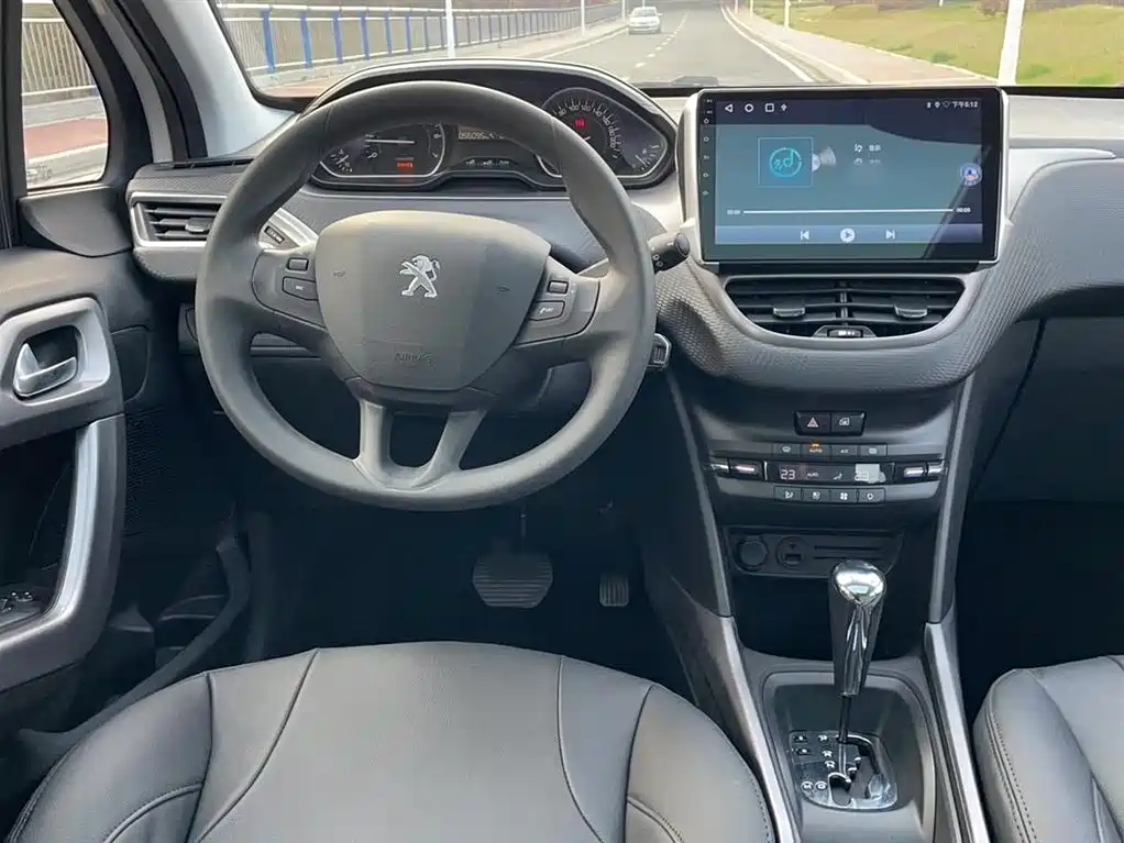 Peugeot 2008 2014 1.6L Automatic Fashion Edition фото 3
