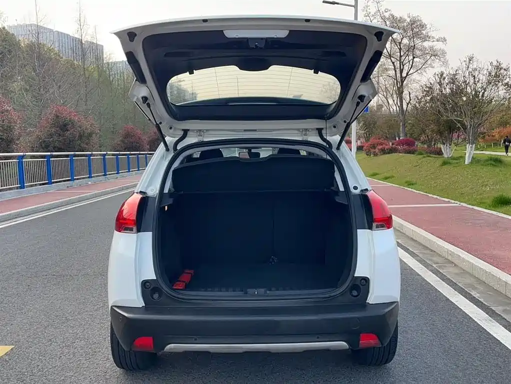 Peugeot 2008 2014 1.6L Automatic Fashion Edition фото 9