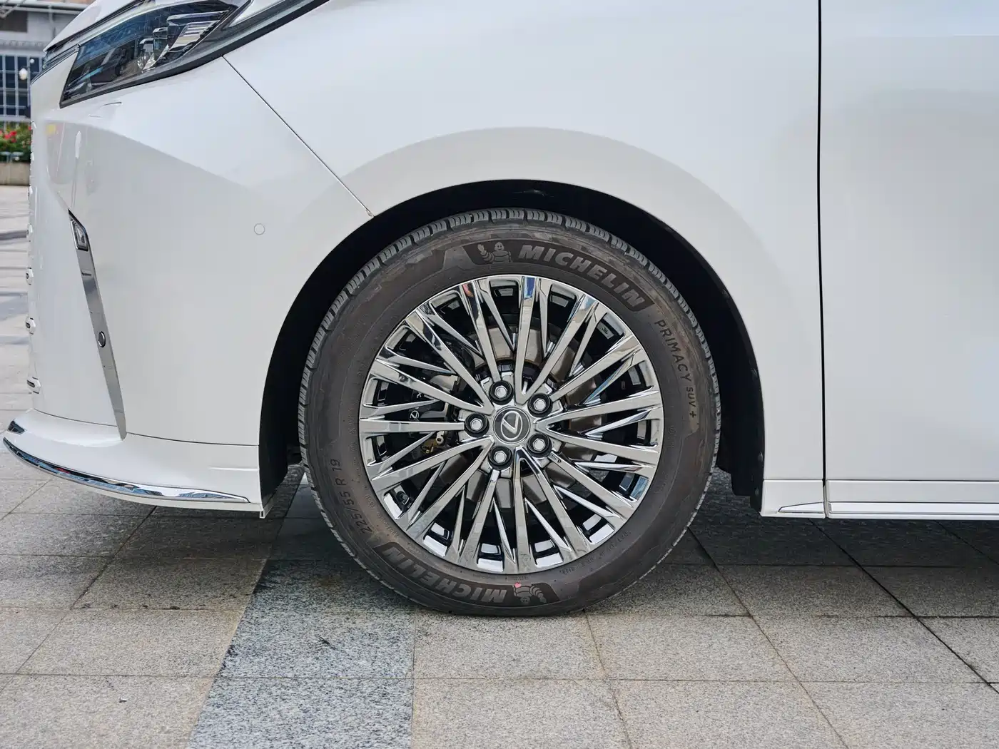 Lexus LM 2023 500h 6-Seater Prestige Edition фото 4