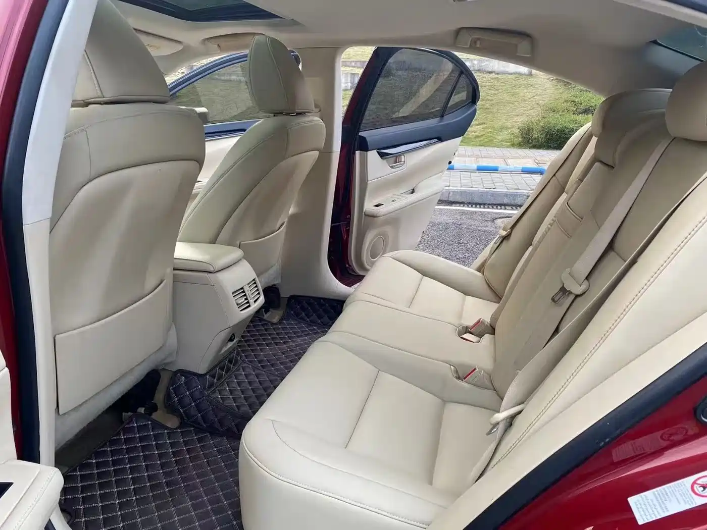 Фото 9 - Lexus ES