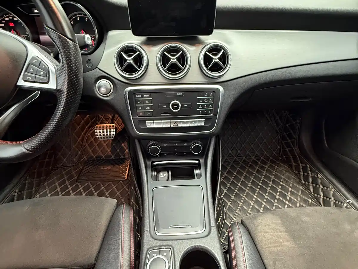 Mercedes-Benz CLA (Import) 2018 CLA 220 4MATIC фото 9