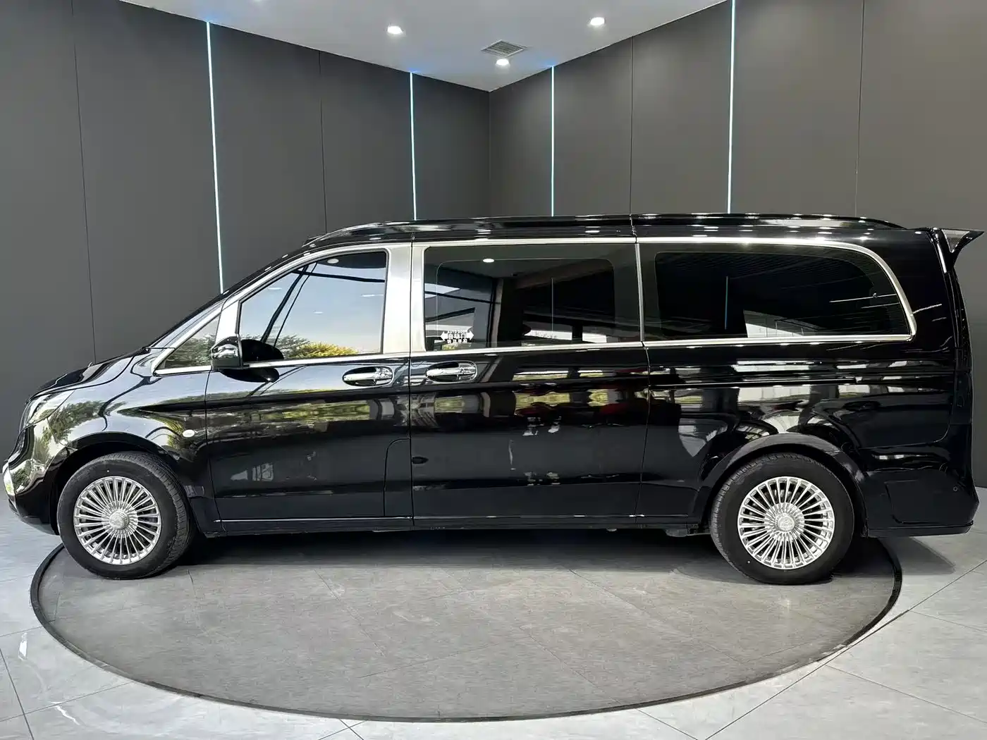 Mercedes-Benz Vito 2023 2.0T Business 7-Seater фото 4