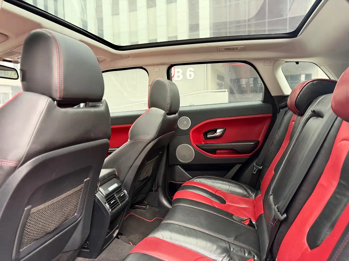 Land Rover Range Rover Evoque (Import) 2015 2.0T NW8 Brit Limited Edition фото 6