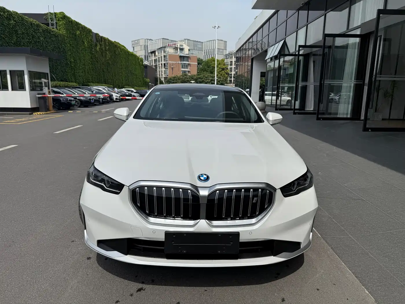 BMW i5 2025 eDrive 35L Luxury Package фото 2
