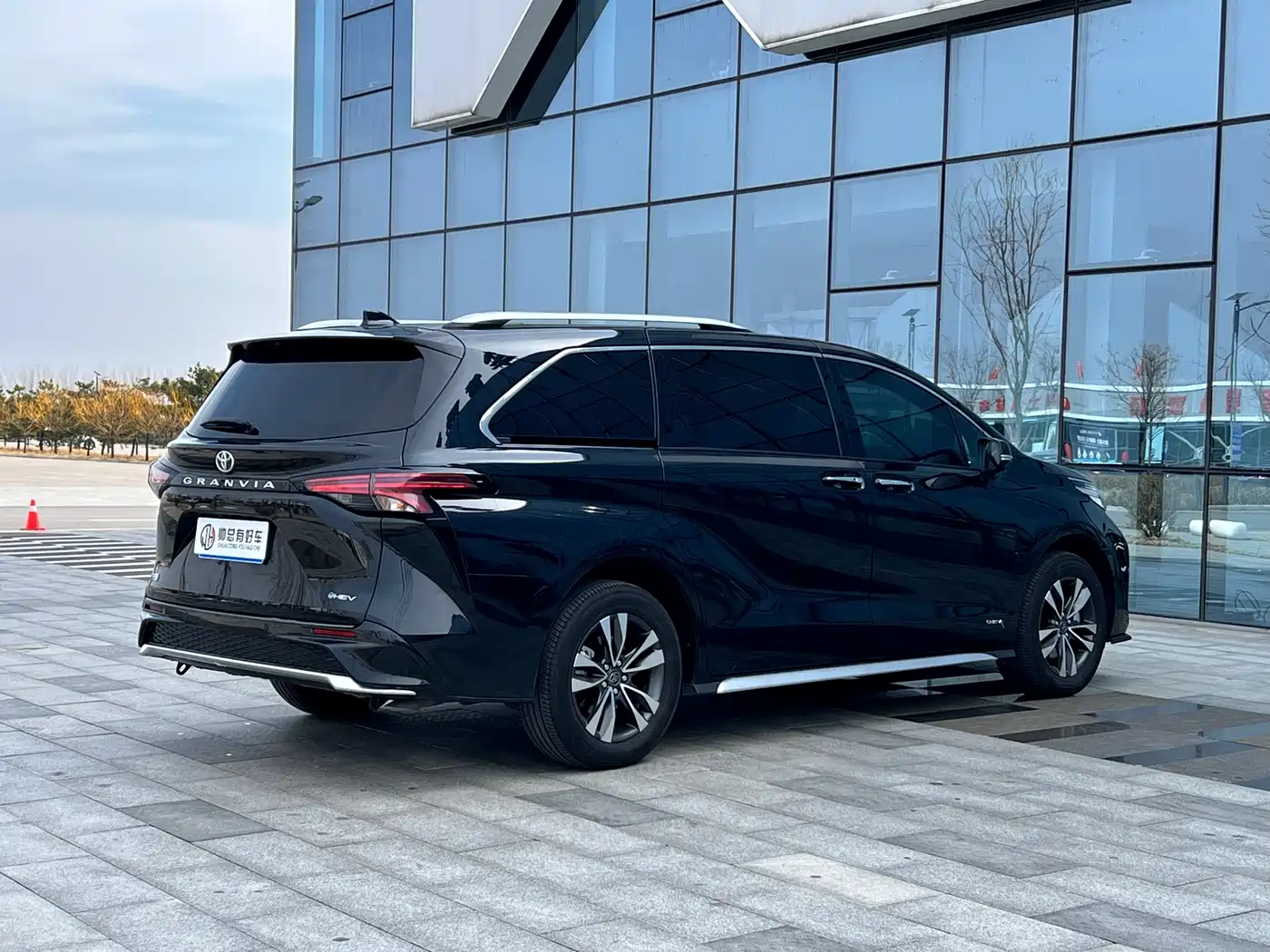 Toyota Granvia 2024 2.5L Hybrid Luxury фото 6
