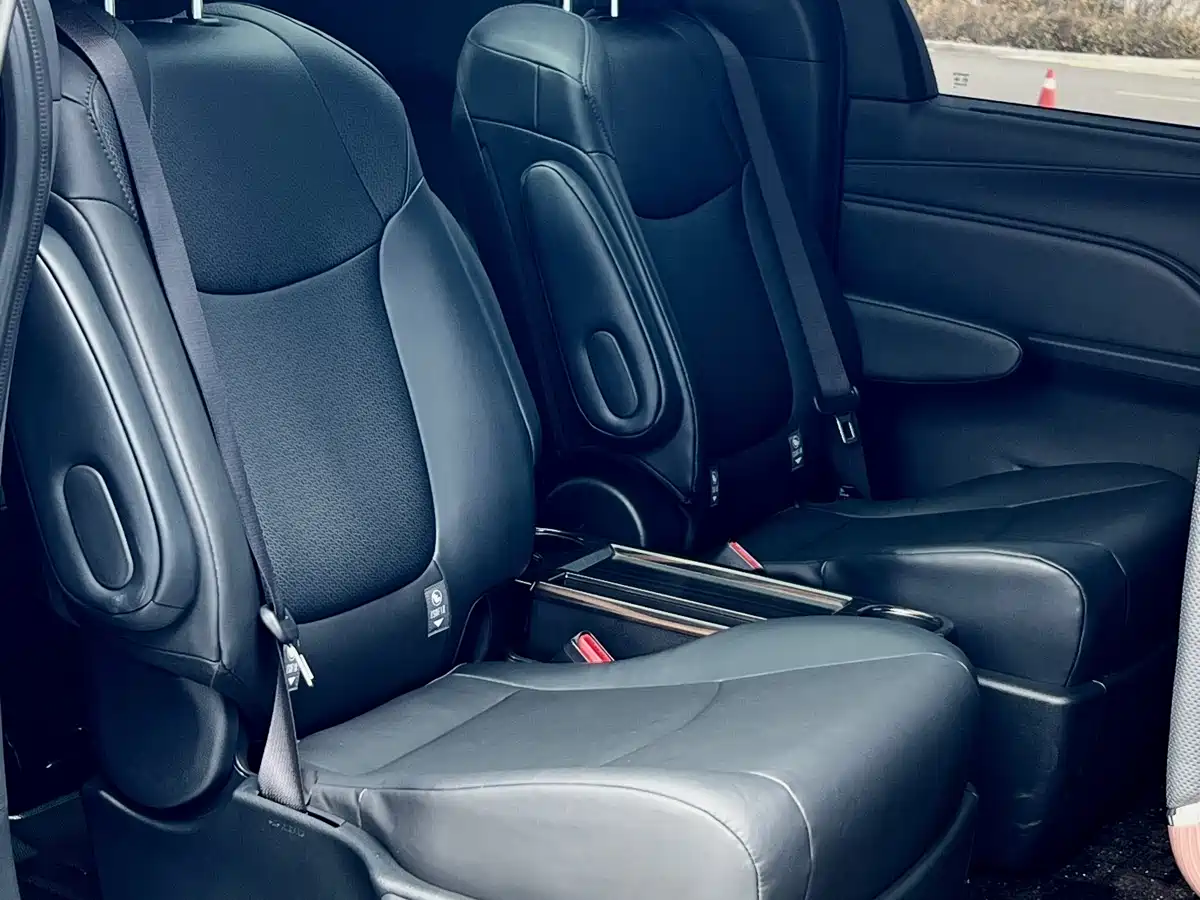 Toyota Granvia 2024 2.5L Hybrid Luxury фото 12