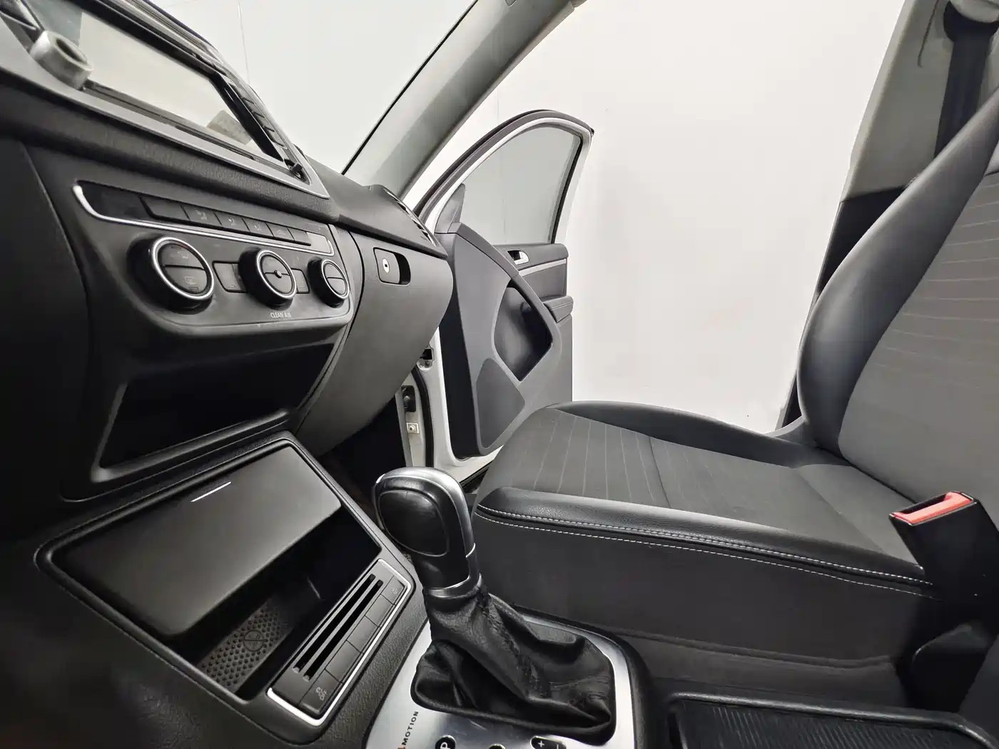 Volkswagen Tiguan 2016 Model 300TSI Automatic 4WD Trend Vision Edition фото 12