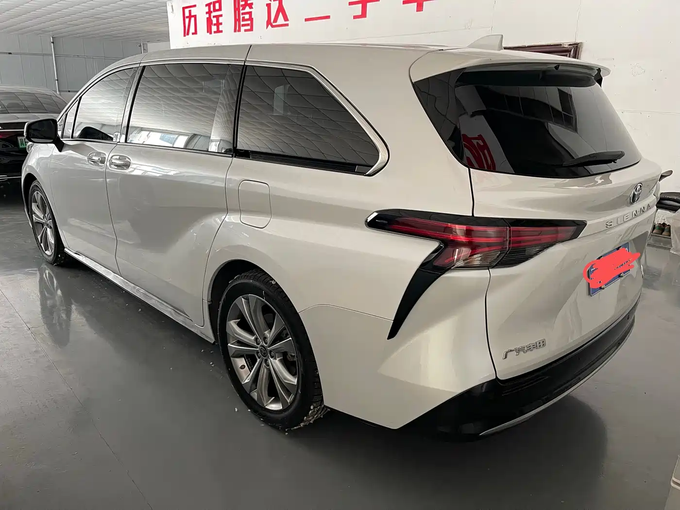 Toyota Sienna 2023 2.5L Hybrid Ultimate Edition фото 14