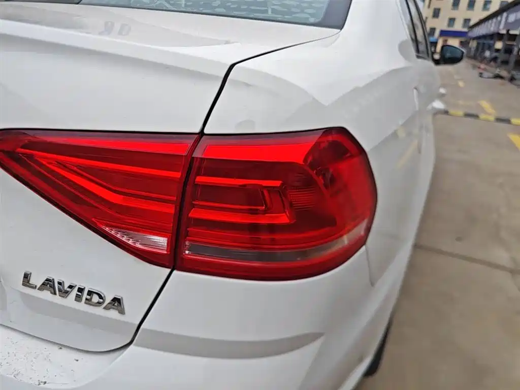 Volkswagen Lavida 2015 1.6L Automatic Trend Edition фото 8