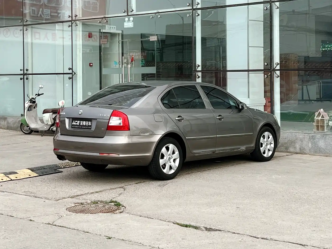 Škoda Octavia 2010 Model 1.8TSI DSG Elegance Edition фото 4
