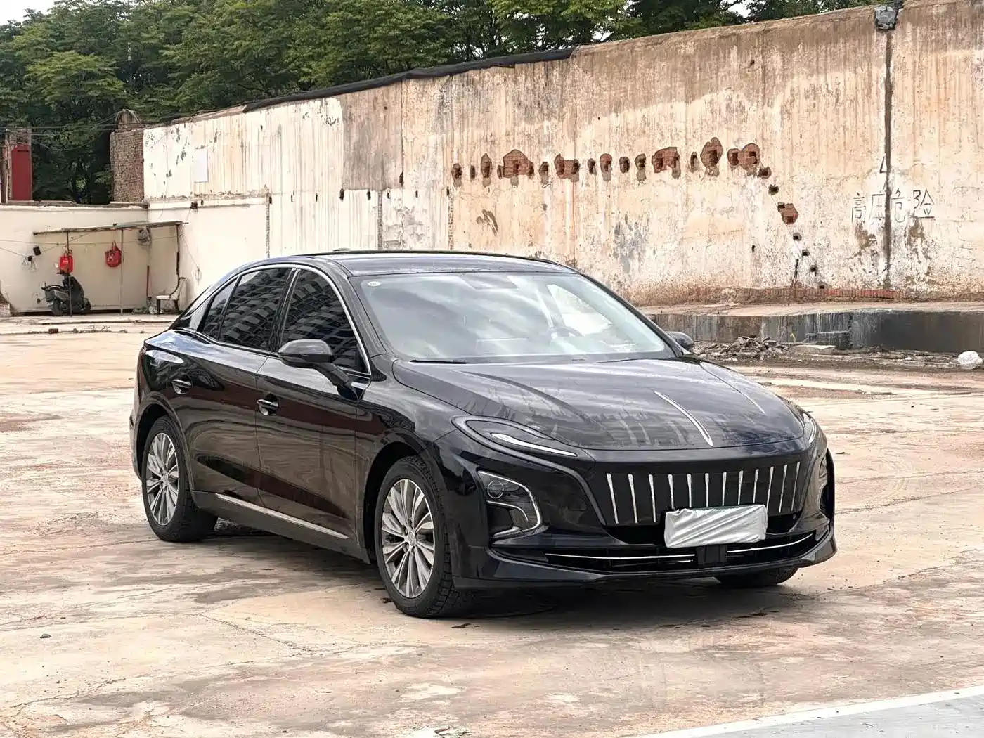 Hongqi E-QM5 2023 Basic Travel Edition фото 3