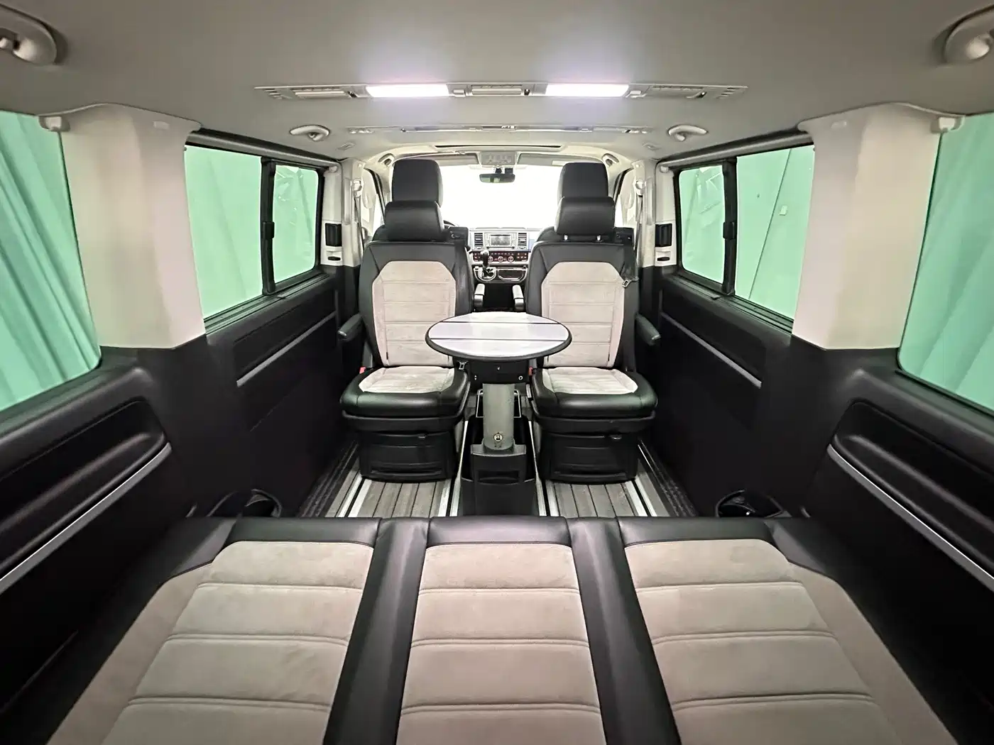 Volkswagen Multivan 2018 2.0TSI 4WD Leisure Edition 7-Seater фото 45