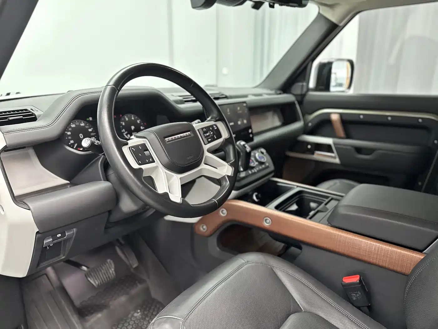 Land Rover Defender 2023 Model 110 3.0T P400 Dark Special Edition фото 21