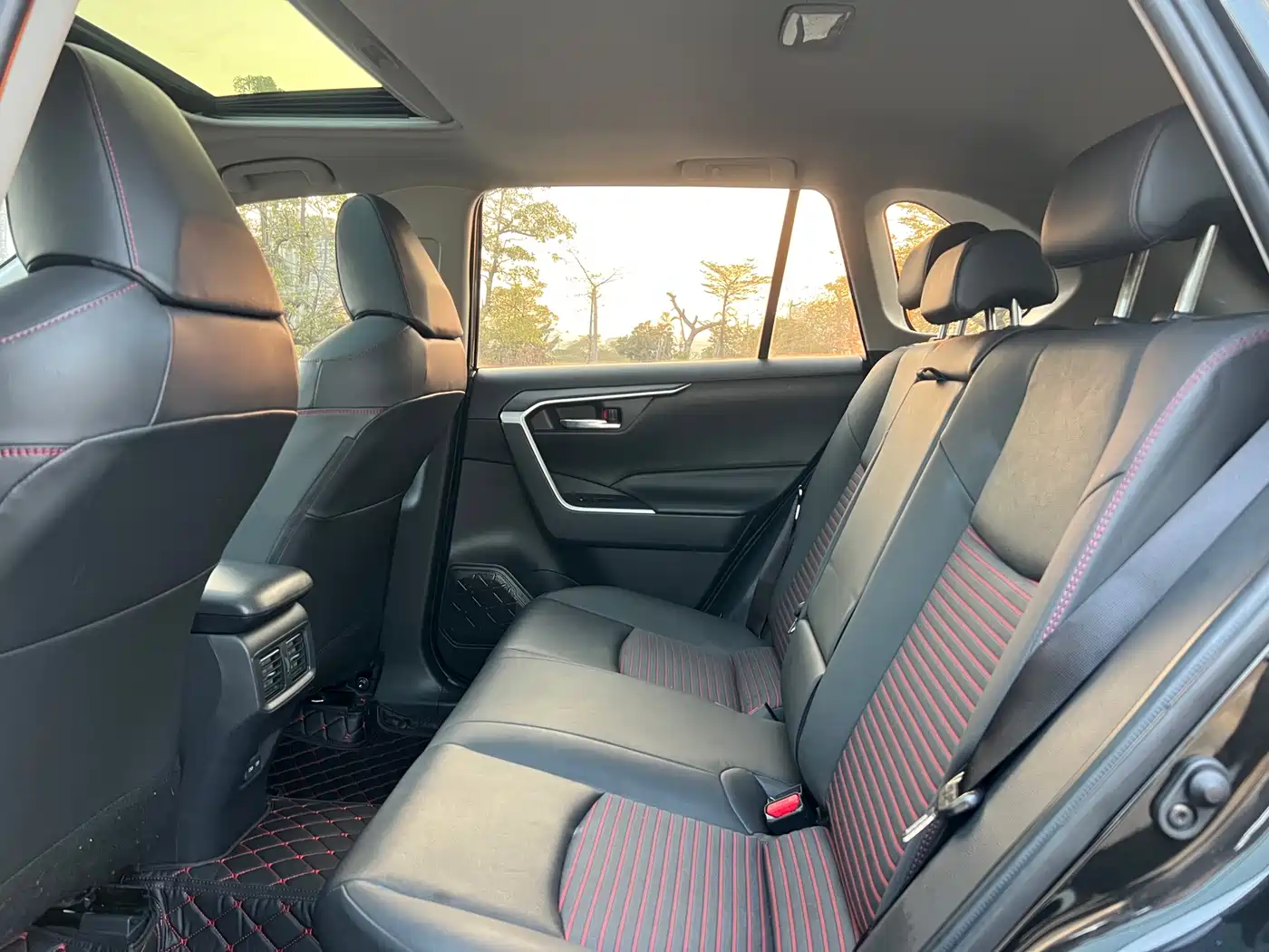 Toyota RAV4 Rongfang Dual Engine E+ 2022 2.5L 2WD Elite Pro фото 11