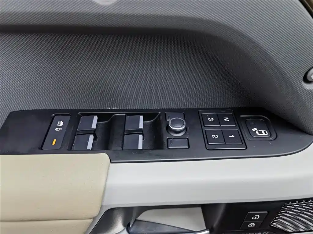 Land Rover Defender 2020 Model 110 P400 SE фото 9