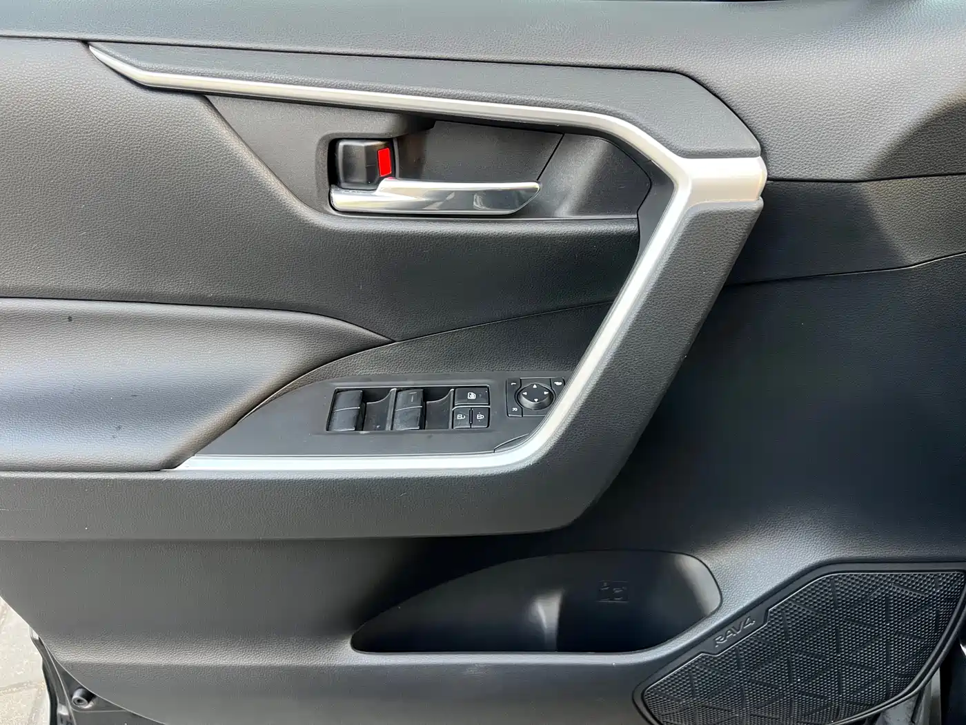 Toyota RAV4 Rongfang Dual Engine E+ 2022 2.5L 2WD Elite Pro фото 15