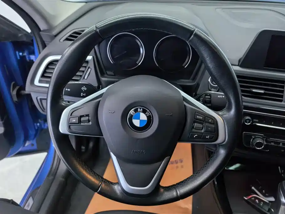 BMW 1 Series 2018 118i Sport Edition фото 15