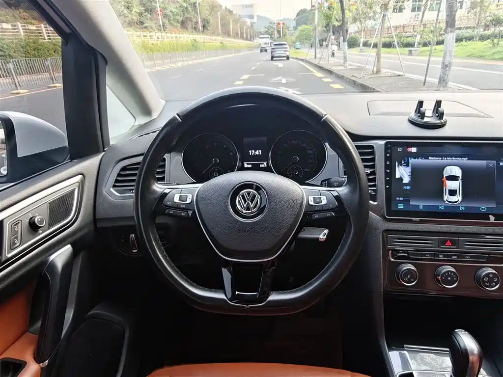 Volkswagen Golf Sportsvan 2016 230TSI Automatic Progressive фото 3