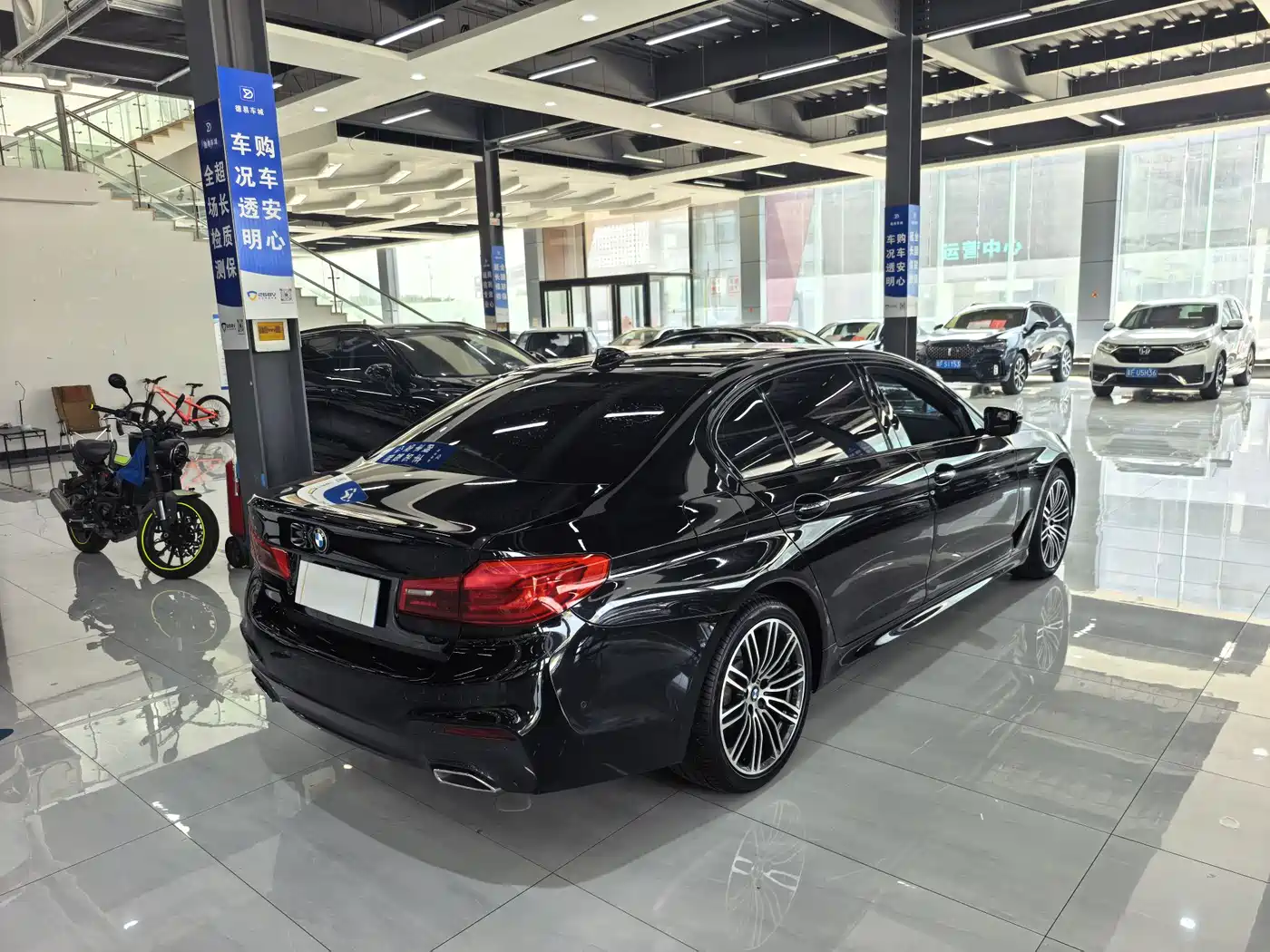 Photo 4 - BMW 5 Series