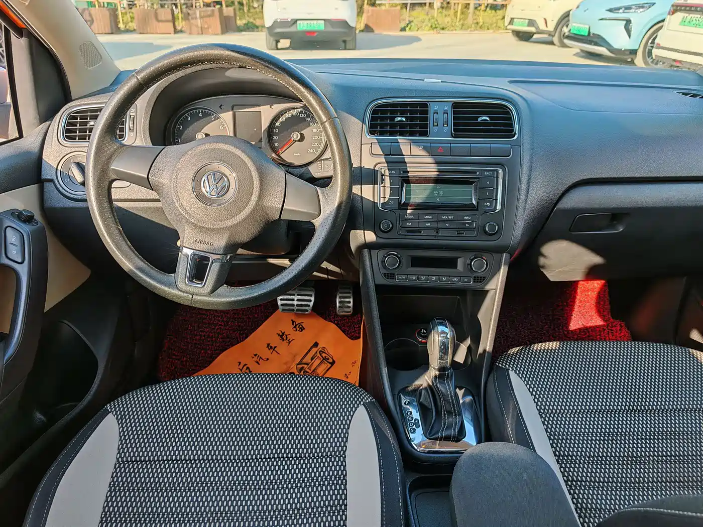 Volkswagen Polo 2014 1.6L Cross Polo Automatic фото 16