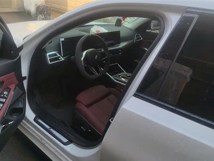 BMW 3 Series 2025 330i M Sport Night Edition фото 9