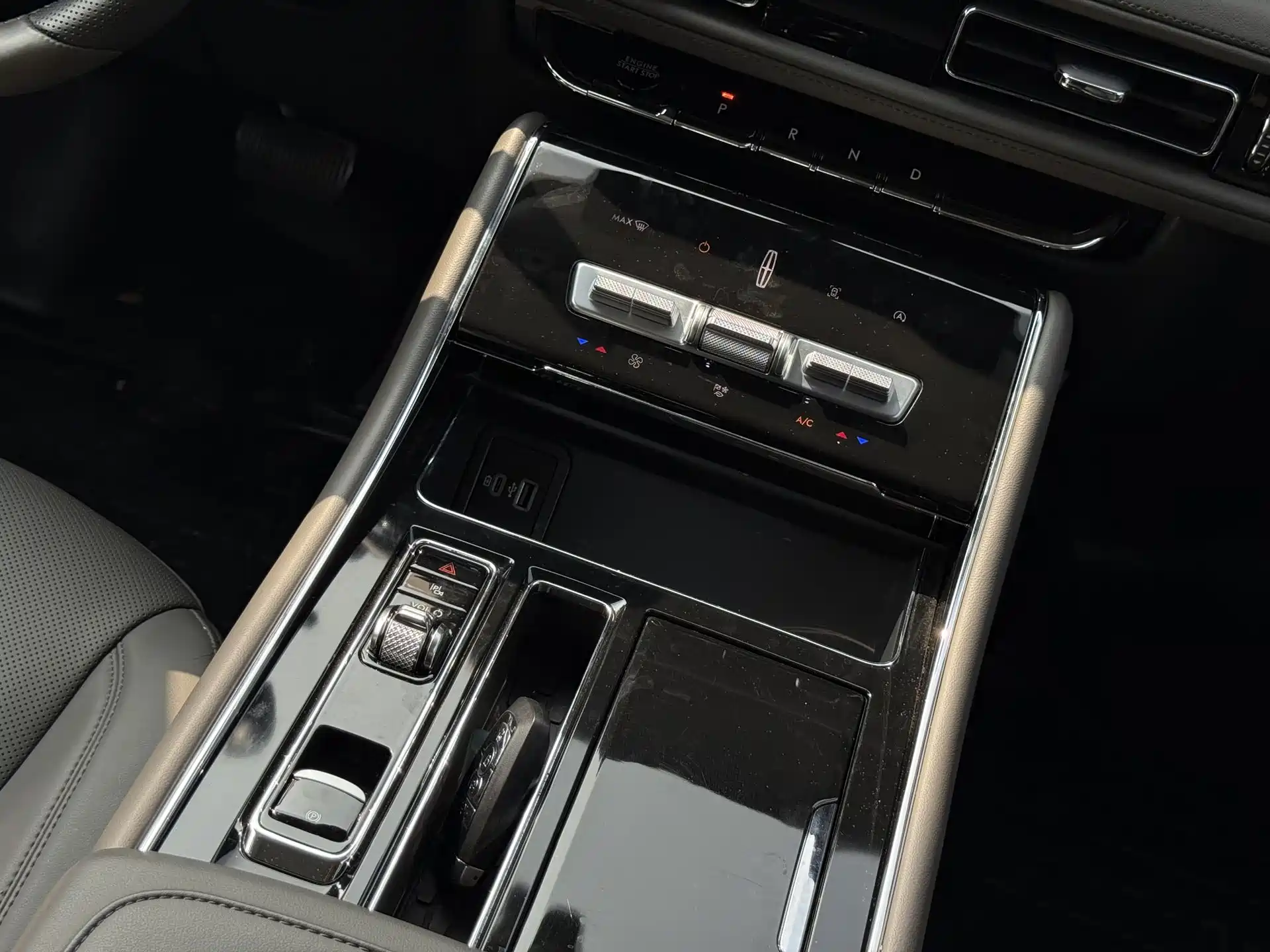 Photo 26 - Lincoln Aviator