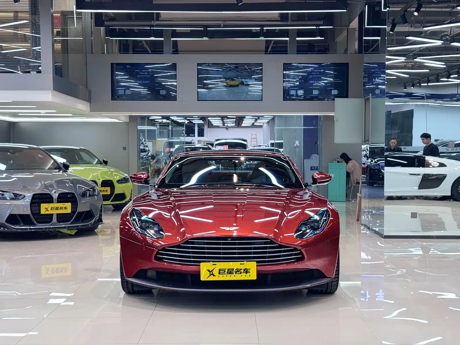 Фото 2 - Aston Martin DB11
