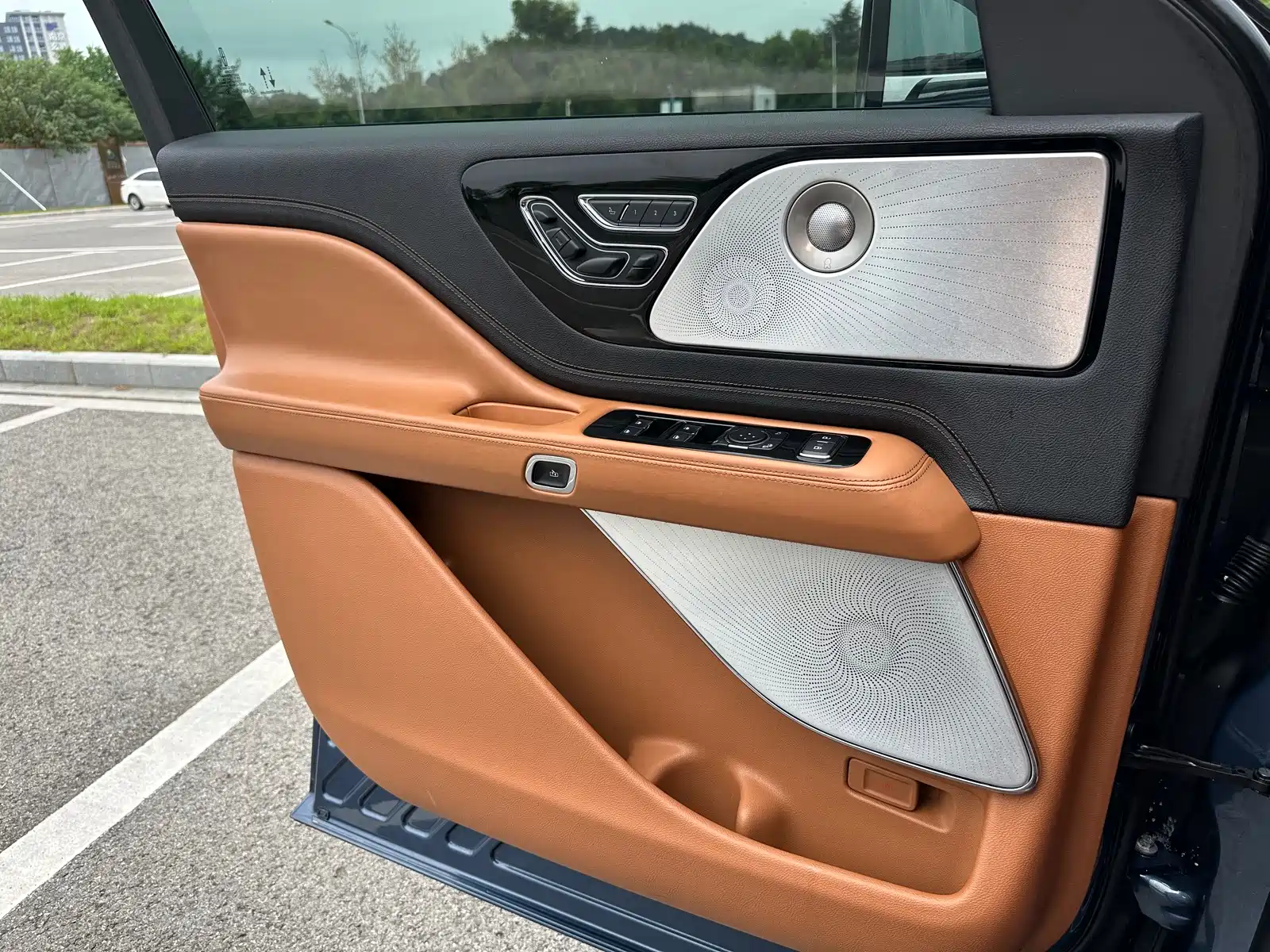 Фото 21 - Lincoln Aviator