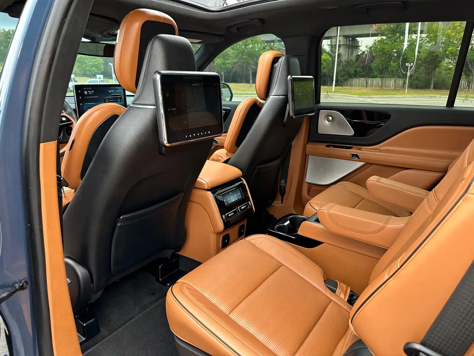 Фото 38 - Lincoln Aviator