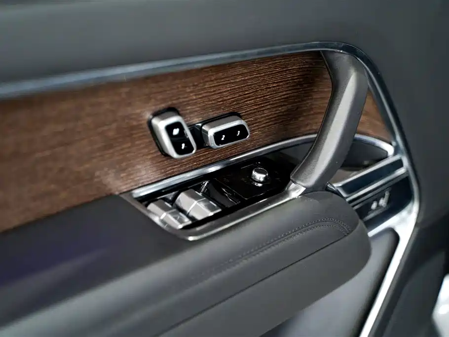 Land Rover Range Rover 2023 3.0 L6 360PS Golden Age Edition фото 24