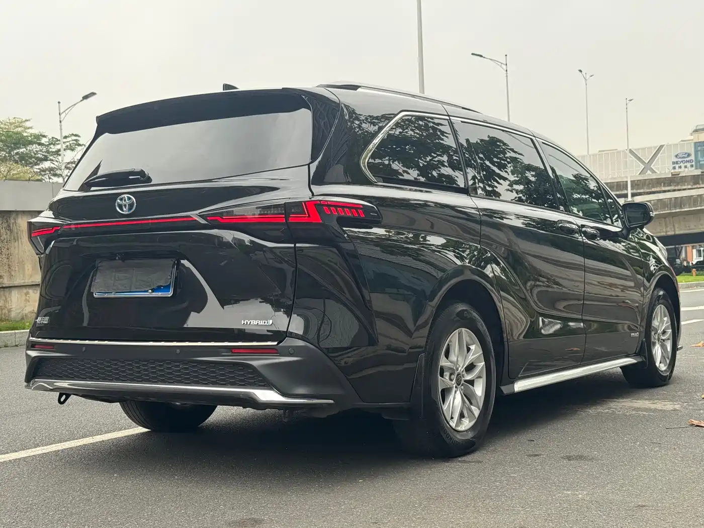 Toyota Granvia 2023 2.5L Hybrid Comfort Edition фото 8