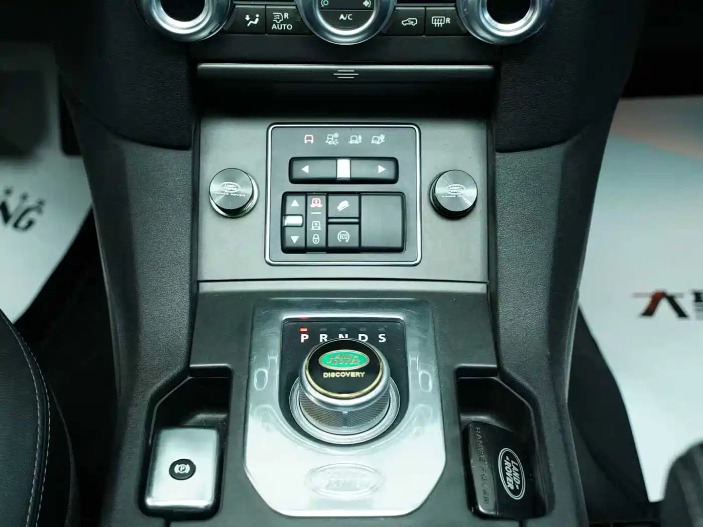 Land Rover Discovery 2014 3.0 SC V6 HSE фото 9