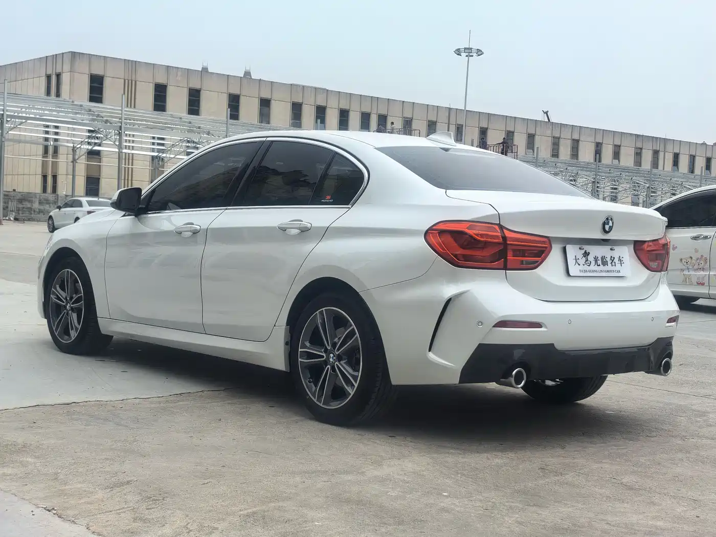 BMW 1 Series 2023 120i M Sport фото 5