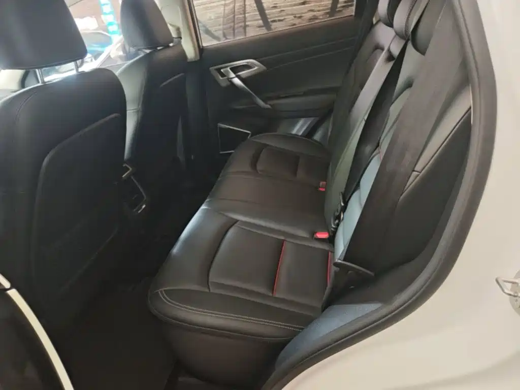 Фото 17 - Geely Atlas