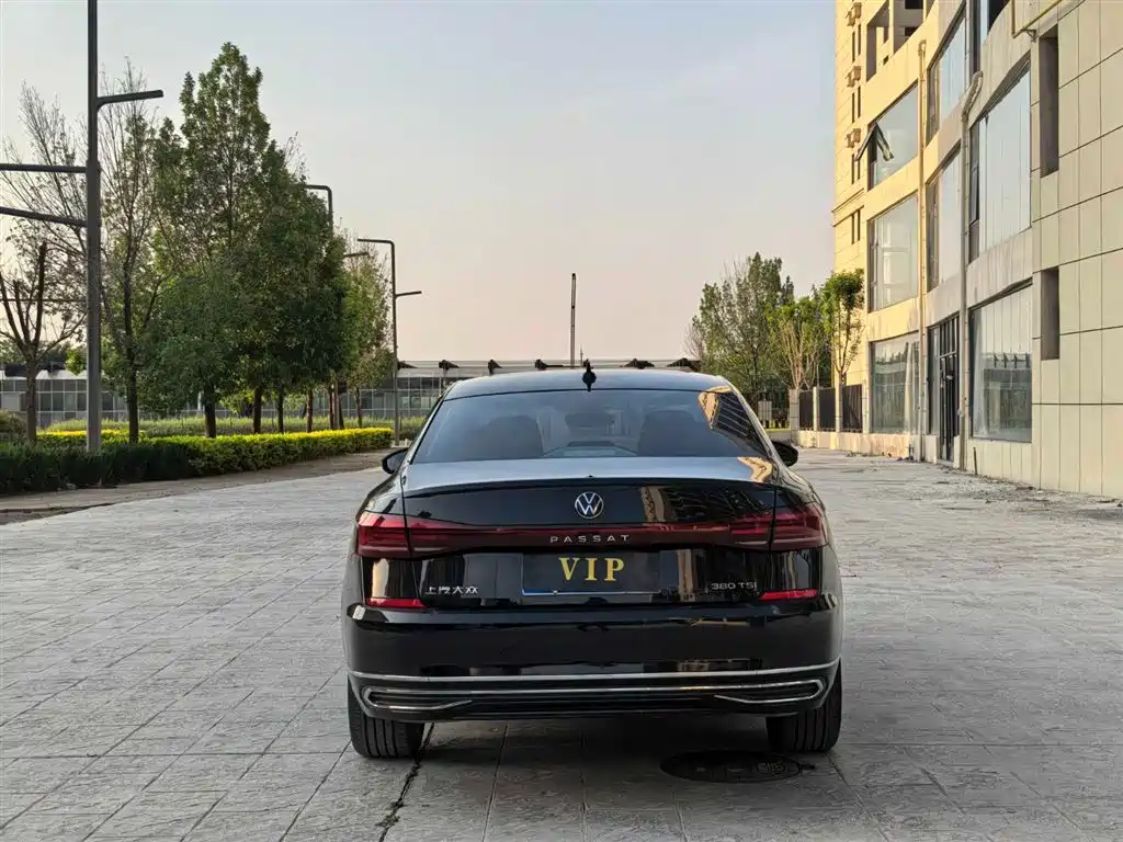 Volkswagen Passat 2024 380TSI Starlight Luxury Edition фото 7
