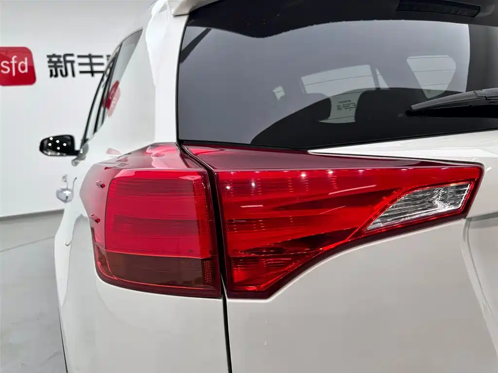 Toyota RAV4 Rongfang 2015 2.5L Automatic 4WD Elite Edition фото 27