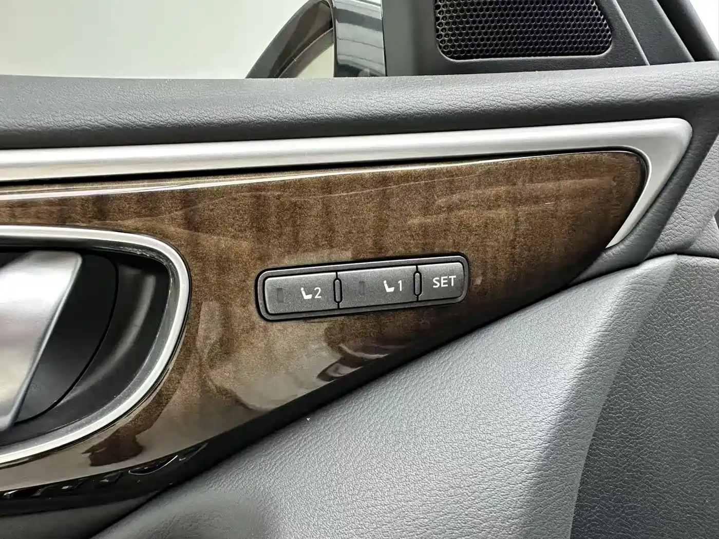 Photo 10 - Infiniti Q50L
