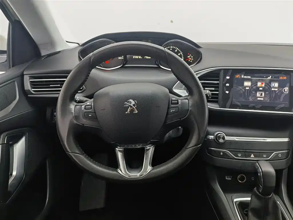 Peugeot 308S 2015 1.2T Auto Dynamic Edition фото 11
