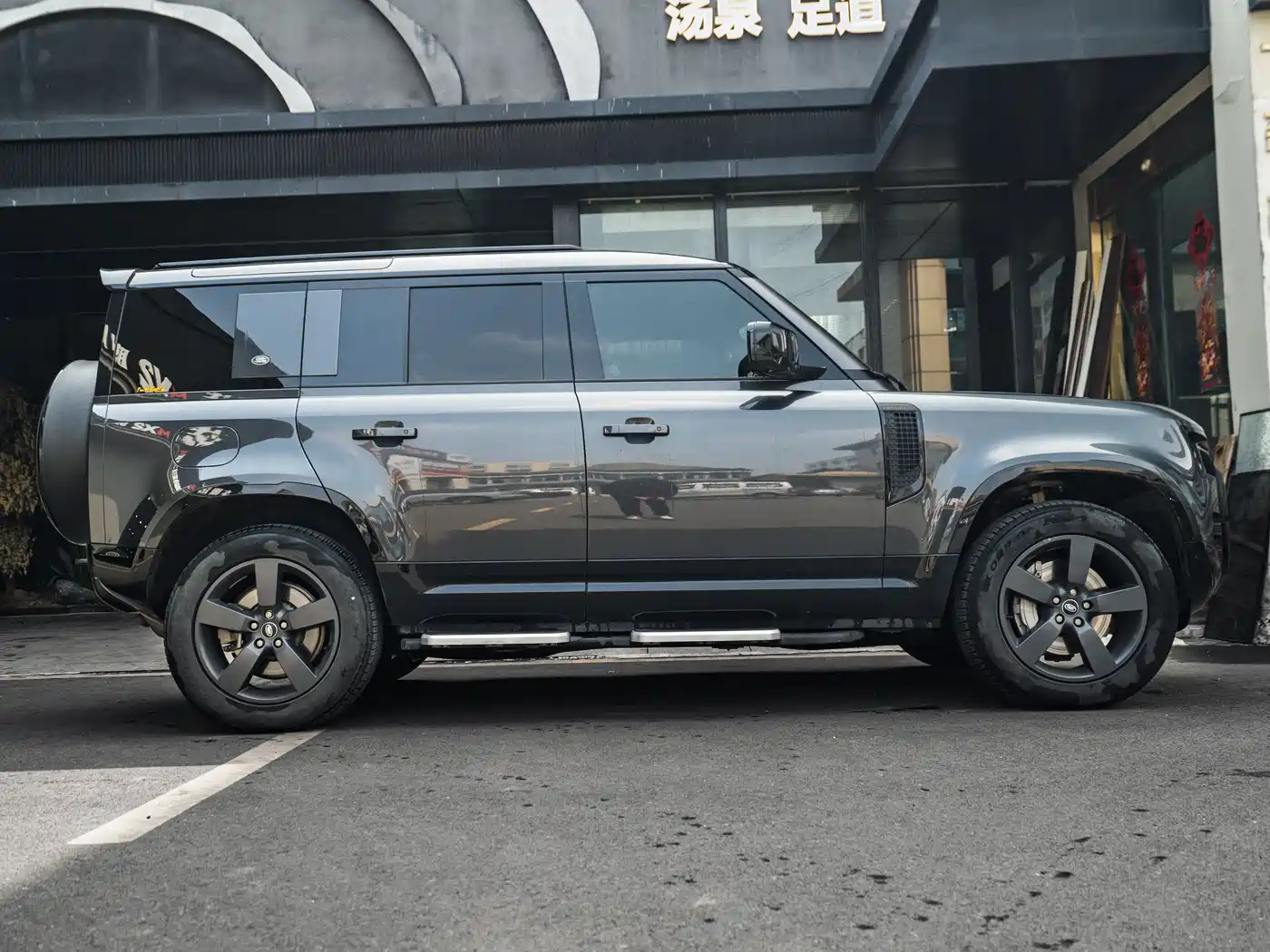 Land Rover Defender 2023 Model 110 3.0T P400 X-DYNAMIC HSE фото 3