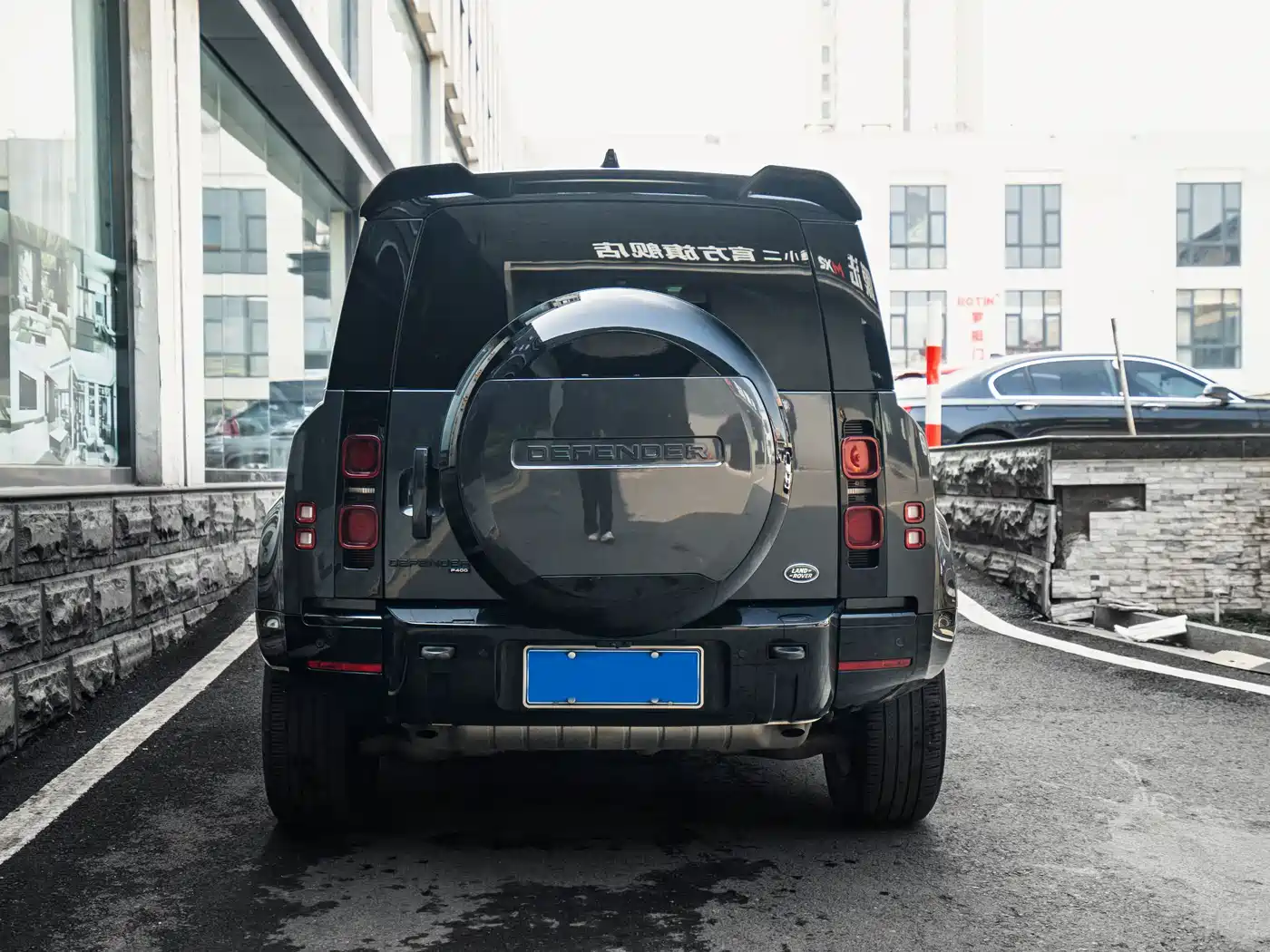 Land Rover Defender 2023 Model 110 3.0T P400 X-DYNAMIC HSE фото 4