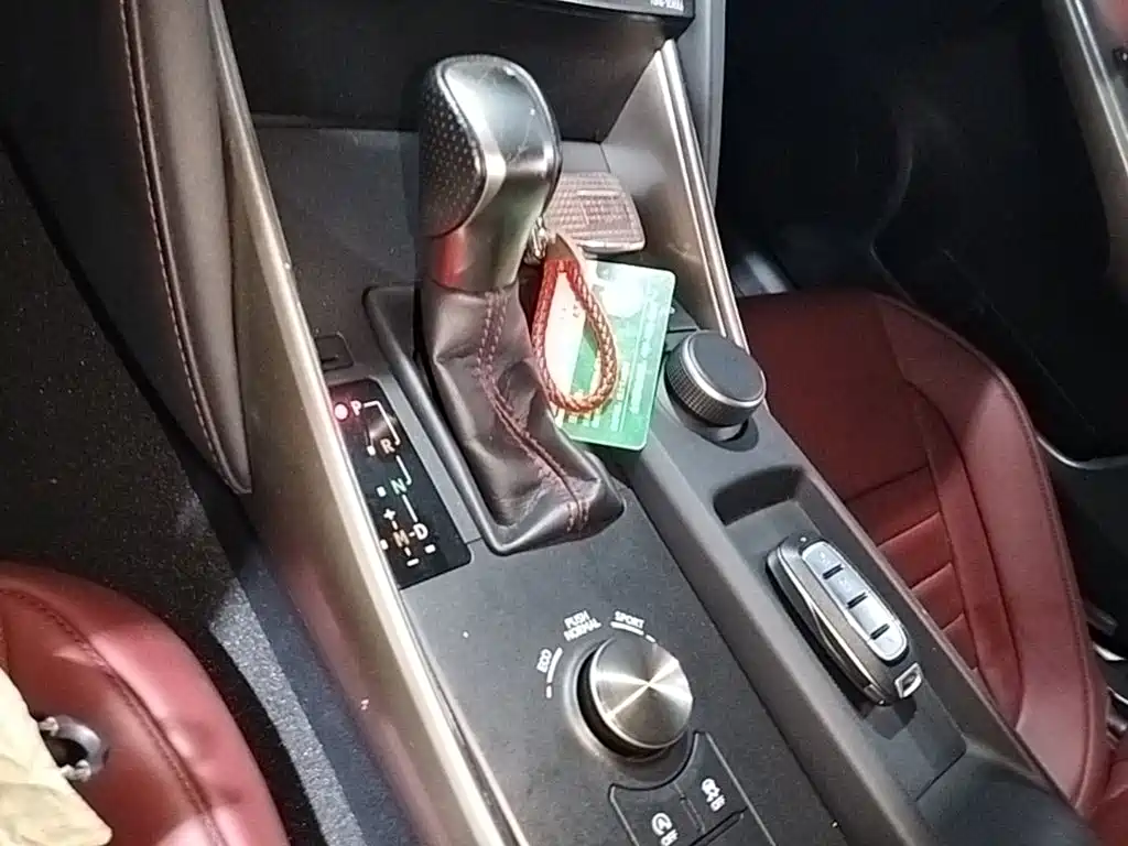 Фото 14 - Lexus IS