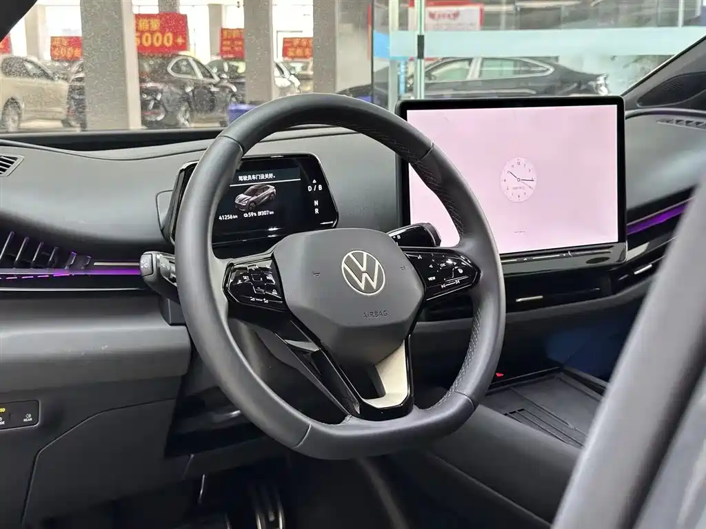 VOLKSWAGEN WITH THE CROWD 06