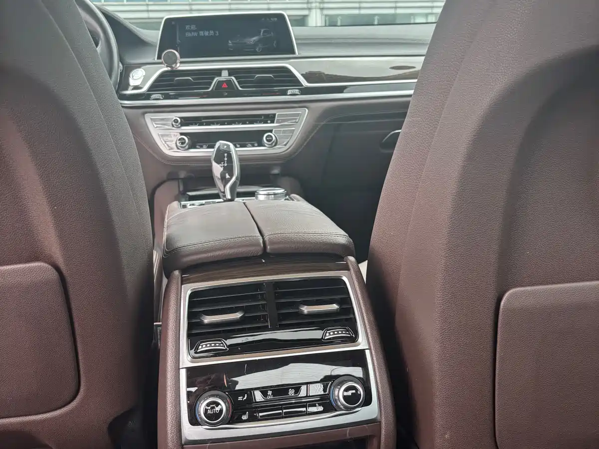 BMW 7 Series 2016 730Li Leading фото 15