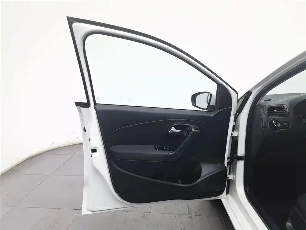Volkswagen Polo 2018 1.5L Manual Safe Drive фото 8