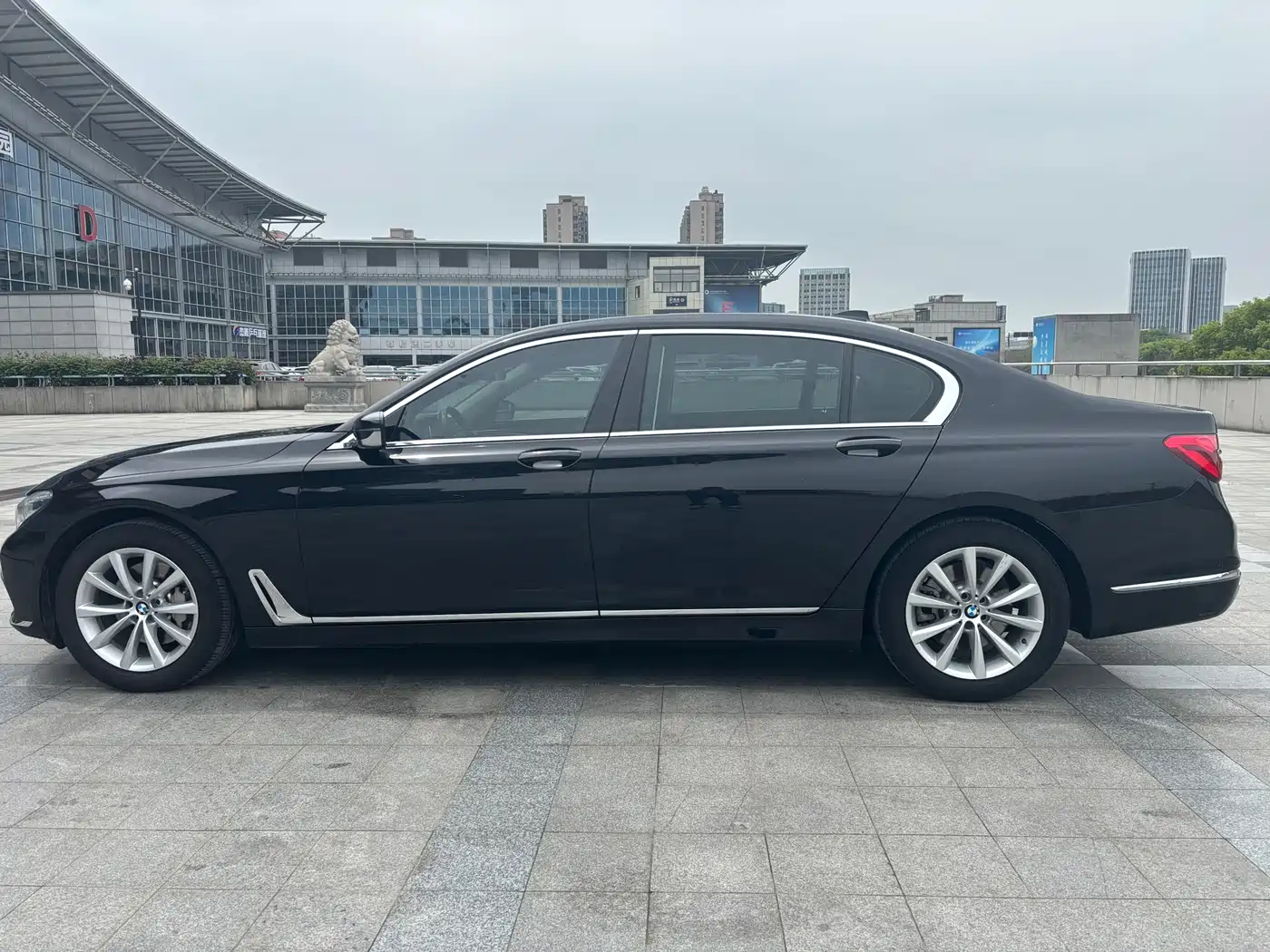 BMW 7 Series 2016 730Li Leading фото 7