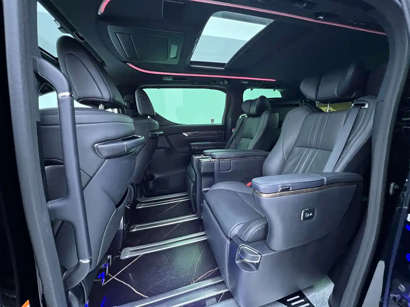 Toyota Vellfire 2022 2021 Crown Hybrid 2.5L HV Premium Edition